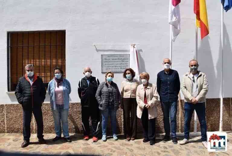 La alcaldesa descubre una placa en la aldea ecológica de Peralvillo en honor a la obra «Don Quijote de la Mancha»