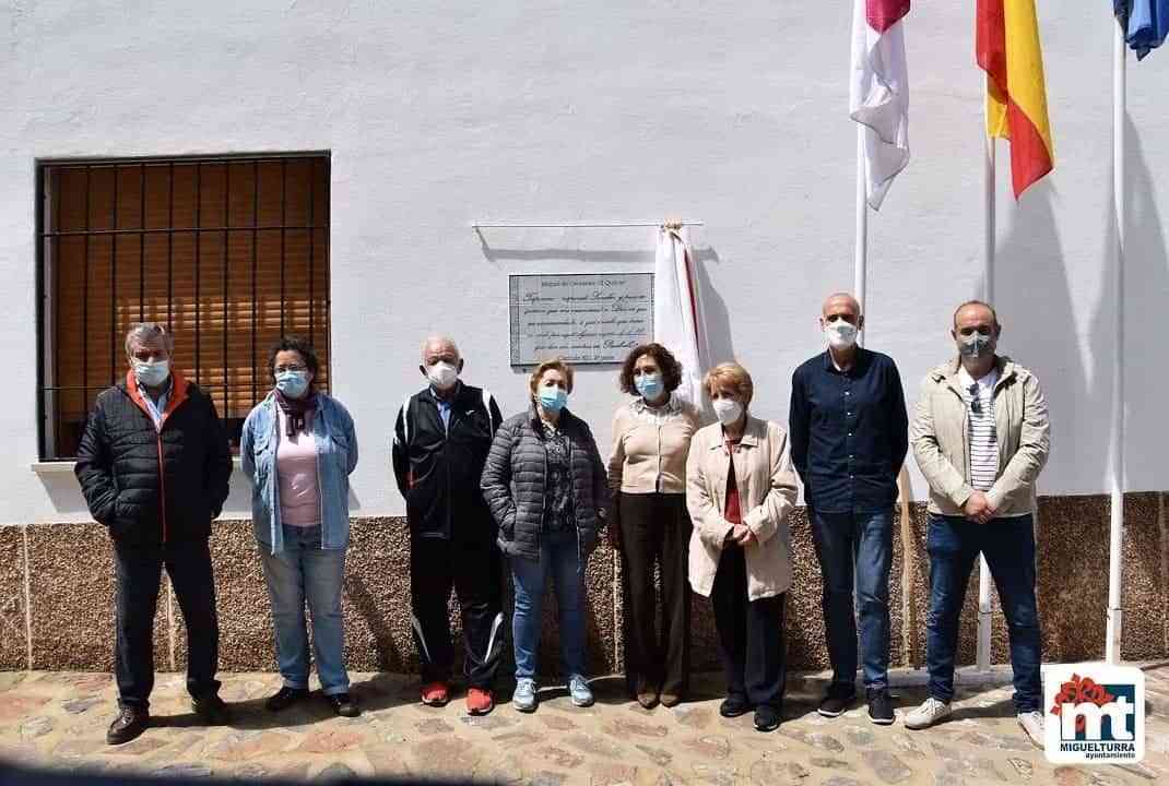La alcaldesa descubre una placa en la aldea ecológica de Peralvillo en honor a la obra «Don Quijote de la Mancha»