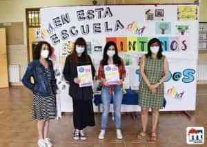 Entregan cuadernos de actividades para verano a alumnos de quinto primaria de Miguelturra