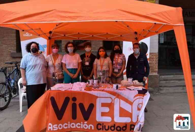 Mesa petitoria de la Asociación de Esclerosis Lateral Amiotrófica de Ciudad Real «VivELA” en Miguelturra