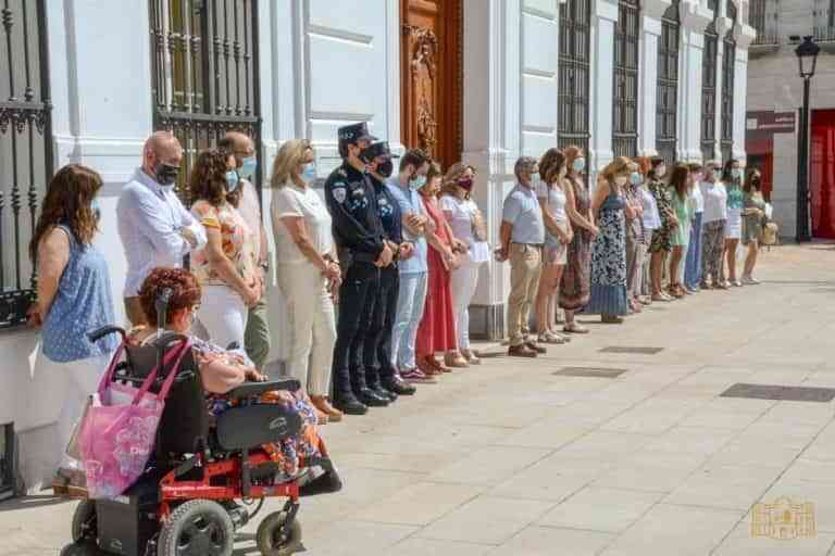 Un minuto de silencio en memoria de las niñas de Tenerife en Tomelloso