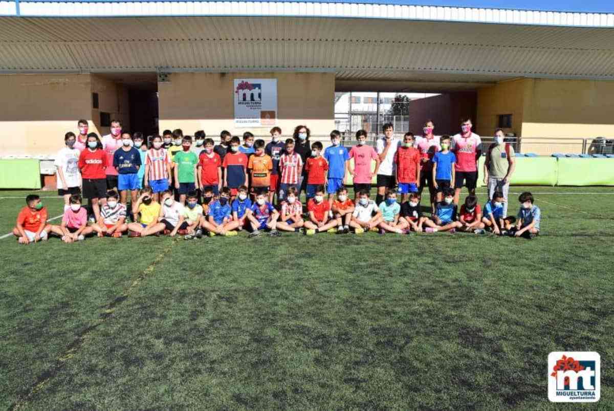 Alcaldesa de Miguelturra visita el Clínic de verano de fútbol organizado por la Escuela de fútbol local