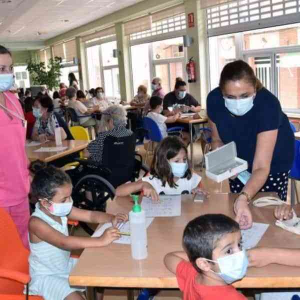 Encuentro intergeneracional en el Centro de Día de Miguelturra