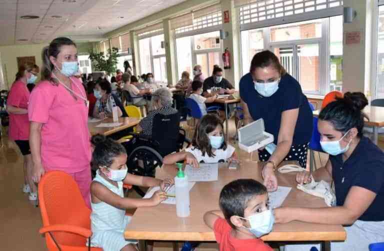 Encuentro intergeneracional en el Centro de Día de Miguelturra