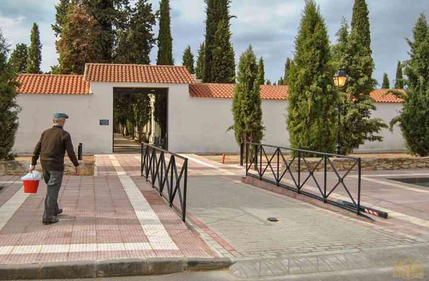 Habilitan gran zona de aparcamiento en el cementerio municipal de Tomelloso durante festividad de Todos los Santos