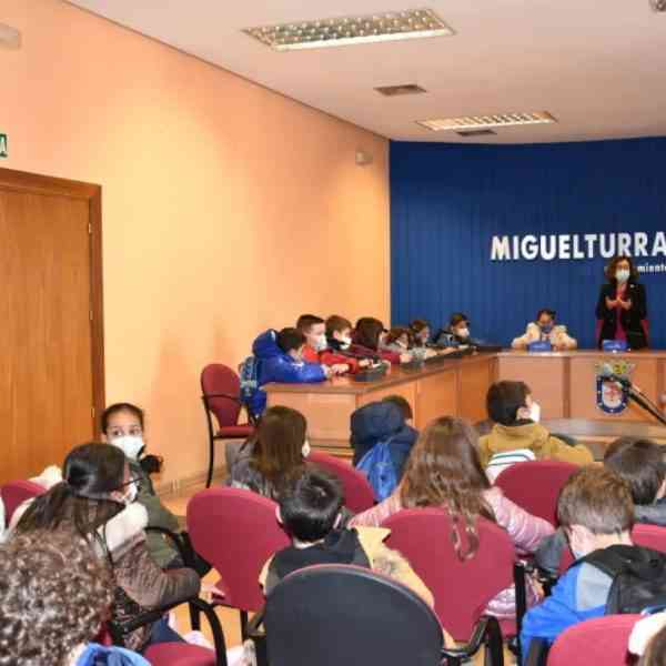 Los niños y niñas de segundo de Educación Primaria del CEIP Clara Campoamor de Miguelturra visitaron el ayuntamiento