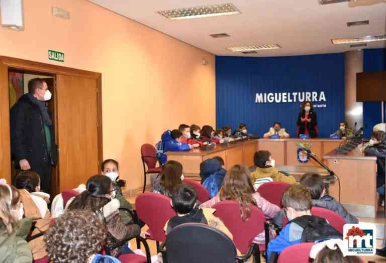 Los niños y niñas de segundo de Educación Primaria del CEIP Clara Campoamor de Miguelturra visitaron el ayuntamiento
