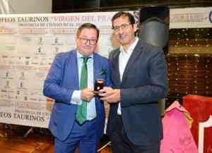 La insignia de oro de la Federación Taurina manchega entregada al presidente de la Diputación de Ciudad Real, José Manuel Caballero