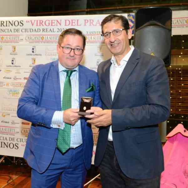 La insignia de oro de la Federación Taurina manchega entregada al presidente de la Diputación de Ciudad Real, José Manuel Caballero