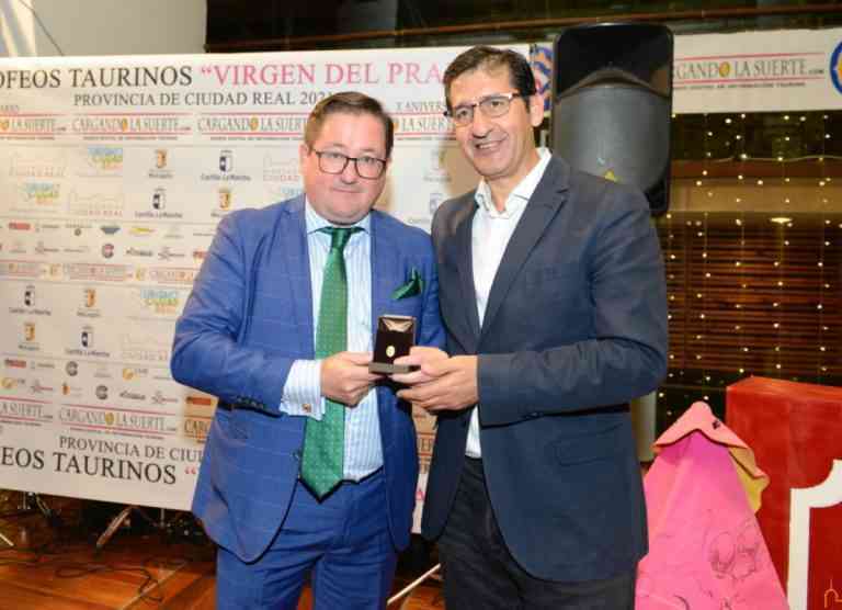 La insignia de oro de la Federación Taurina manchega entregada al presidente de la Diputación de Ciudad Real, José Manuel Caballero