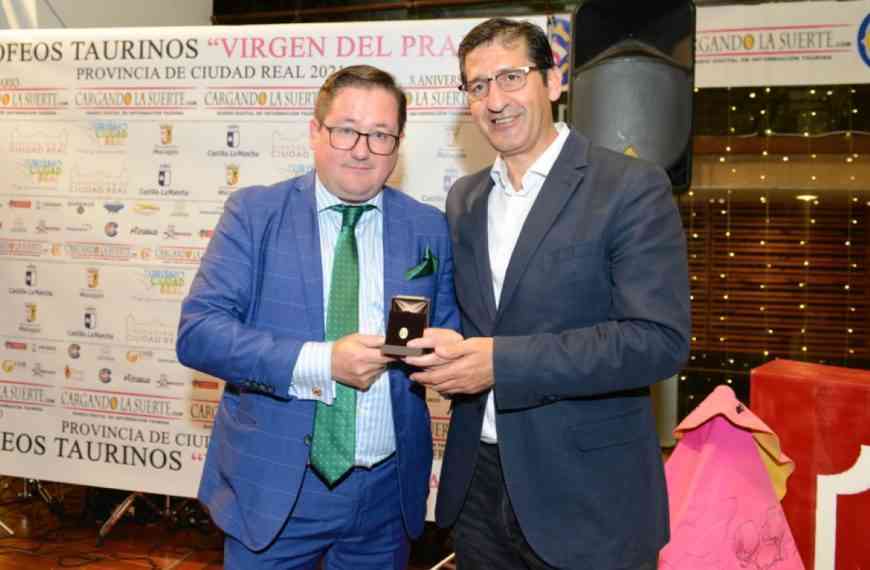 La insignia de oro de la Federación Taurina manchega entregada al presidente de la Diputación de Ciudad Real, José Manuel Caballero