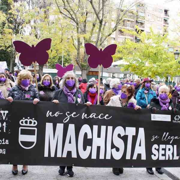 Puertollano recuerda a las mujeres que han sufrido y sufren la violencia machista con la permanente reivindicación de “Vivas nos queremos”
