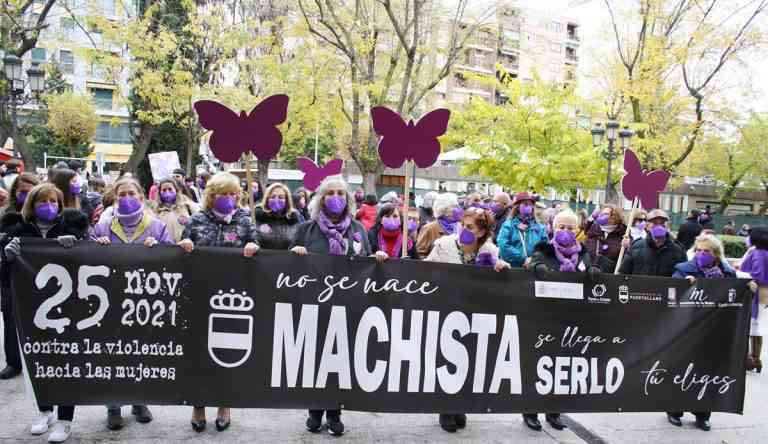 Puertollano recuerda a las mujeres que han sufrido y sufren la violencia machista con la permanente reivindicación de “Vivas nos queremos”