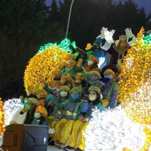 Y pese a la lluvia, la cabalgata de Reyes de la ciudad de Cuenca llevó su alegría e ilusión a todos los niños y niñas