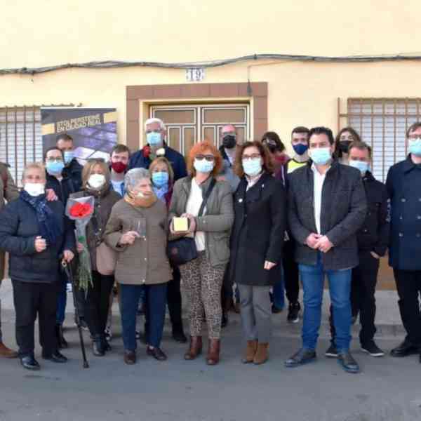 Colocado un “Stolperstein” en homenaje a Raimundo Domínguez García en la puerta del que fuese su domicilio en Miguelturra