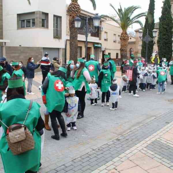 Niños y niñas del colegio ‘La Merced’ de Miguelturra llevan la alegría del carnaval a las calles