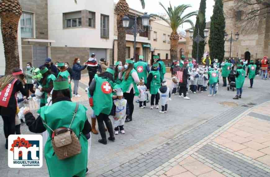 Niños y niñas del colegio ‘La Merced’ de Miguelturra llevan la alegría del carnaval a las calles