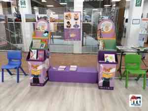 “Estantería Violeta Mini” para sensibilización frente a la violencia de género instalada en la Biblioteca Municipal de Miguelturra