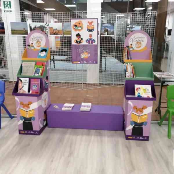 “Estantería Violeta Mini” para sensibilización frente a la violencia de género instalada en la Biblioteca Municipal de Miguelturra