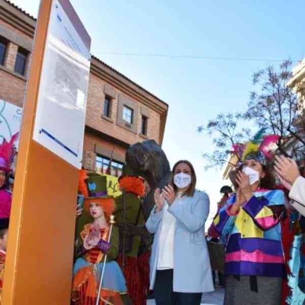 Inaugurado el monumento al carnaval en la Plaza de España de Miguelturra