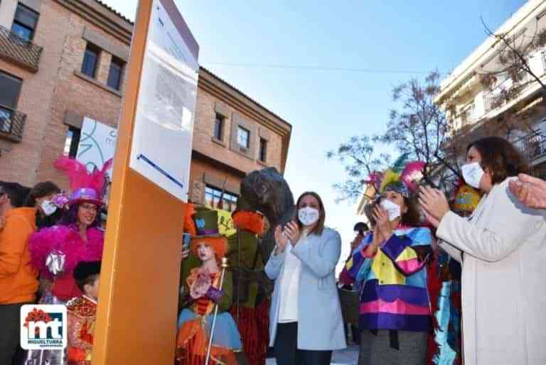 Inaugurado el monumento al carnaval en la Plaza de España de Miguelturra
