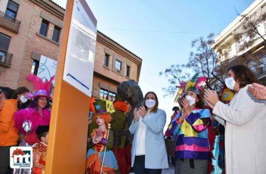Inaugurado el monumento al carnaval en la Plaza de España de Miguelturra