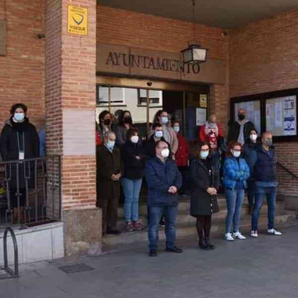 Cinco minutos de silencio en Miguelturra durante  la concentración convocada por FEMP en solidaridad con el pueblo de Ucrania