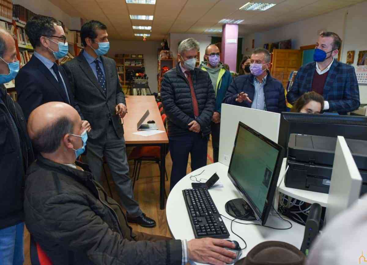 Caballero ha visitado el PID en Valenzuela de Calatrava uno de los 520 con los que cuenta la provincia gracias a la Diputación de Ciudad Real