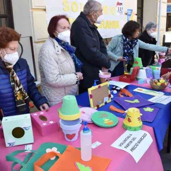 397 euros recaudados en el mercadillo solidario del Centro de Día de Miguelturra entregados a Cáritas Ucrania