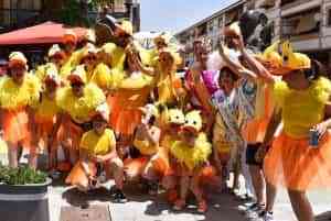 Miguelturra (Ciudad Real) baila a ritmo de charanga en la celebración del Carnaval de Verano