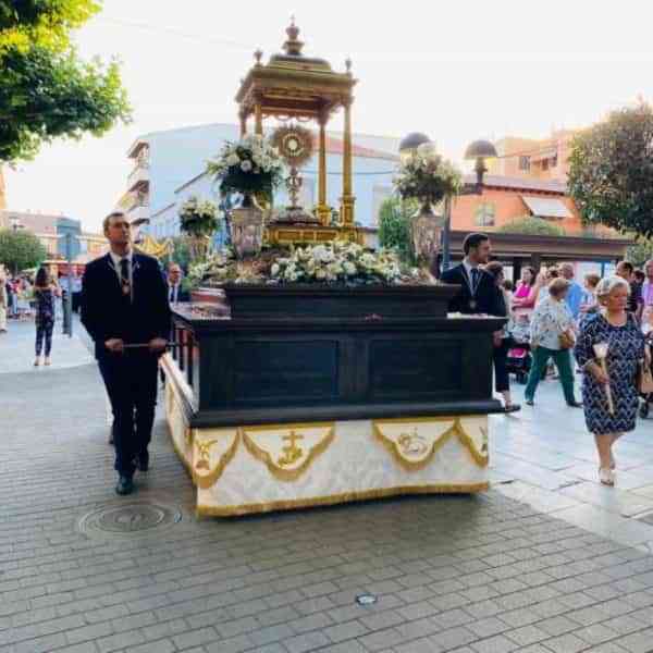 La procesión del Corpus Christi organizada por la Cofradía Sacramental de Miguelturra volvió a recorrer sus calles ayer, 19 de junio