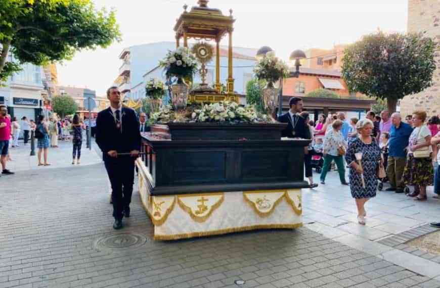 La procesión del Corpus Christi organizada por la Cofradía Sacramental de Miguelturra volvió a recorrer sus calles ayer, 19 de junio