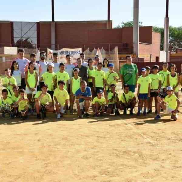 El concejal de Deportes, Diego Rodríguez, visitó a alumnos y alumnas del IV Campus de Tenis de Miguelturra
