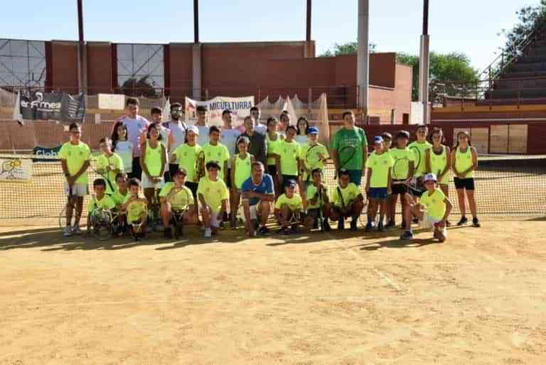 El concejal de Deportes, Diego Rodríguez, visitó a alumnos y alumnas del IV Campus de Tenis de Miguelturra