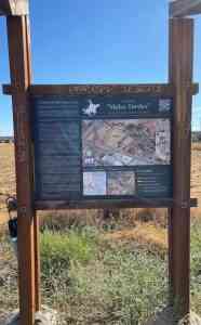 Con nuevo diseño los 2 carteles anunciadores de la Vía de Malas Tardes de Miguelturra que sufrieron vandalismo