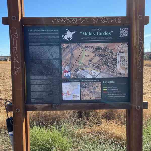 Con nuevo diseño los 2 carteles anunciadores de la Vía de Malas Tardes de Miguelturra que sufrieron vandalismo