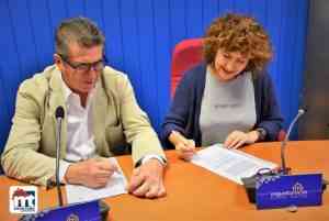 Firman convenio “Espacios sin humo” entre el ayuntamiento de Miguelturra y la AECC