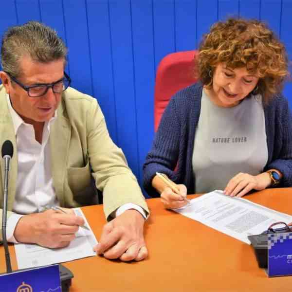 Firman convenio “Espacios sin humo” entre el ayuntamiento de Miguelturra y la AECC