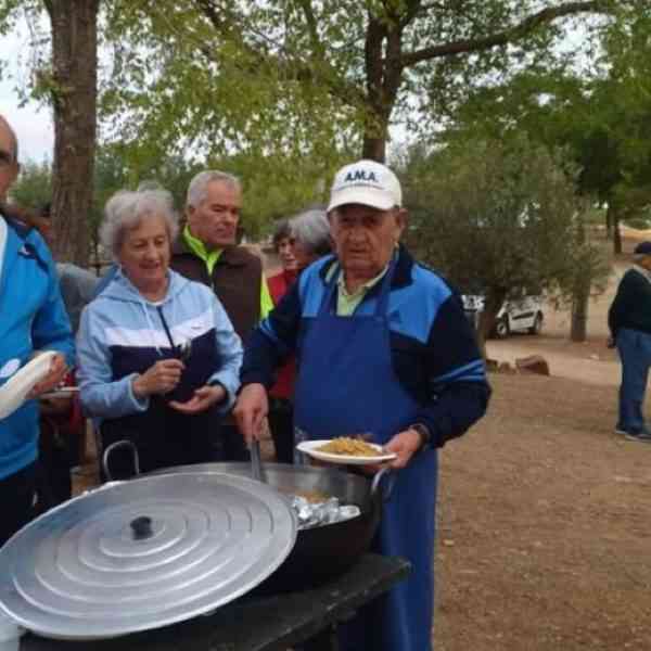 49 usuarios del Centro de Día de Mayores de Miguelturra realizaron aprovechan un paseo/marcha a San Isidro