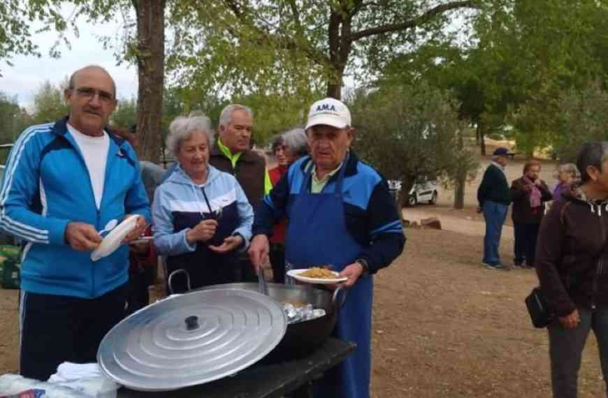 49 usuarios del Centro de Día de Mayores de Miguelturra realizaron aprovechan un paseo/marcha a San Isidro