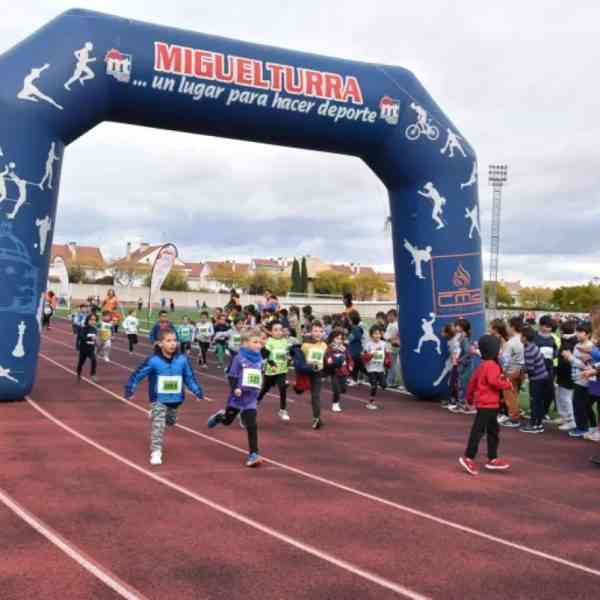 Masiva participación de niños y niñas en la popular “Carrera Mini” de Miguelturra el pasado sábado 19 de noviembre