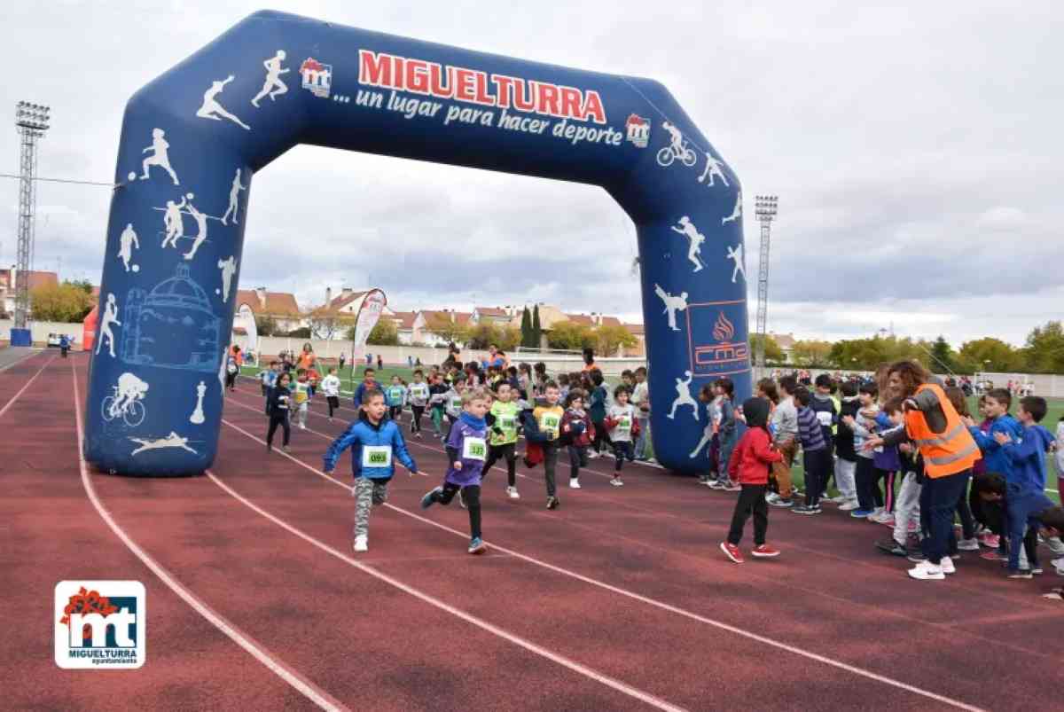 Masiva participación de niños y niñas en la popular “Carrera Mini” de Miguelturra el pasado sábado 19 de noviembre