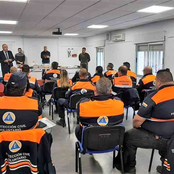 Una veintena de voluntarios de Protección Civil renuevan el carnet para utilizar el desfibrilador en un curso convocado por el Gobierno regional