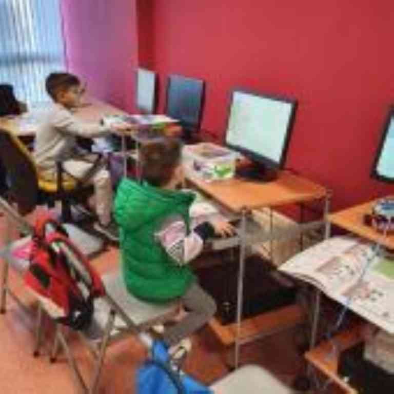 Un curso de robótica para niños y niñas de entre 5 y 12 años se realiza en el Centro Joven de Miguelturra