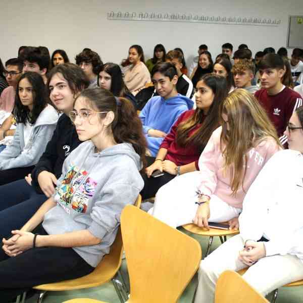“Así me llaman” de Félix Albo un espectáculo sobre igualdad y violencia de género en el que participaron estudiantes de secundaria de Puertollano y Argamasilla de Calatrava