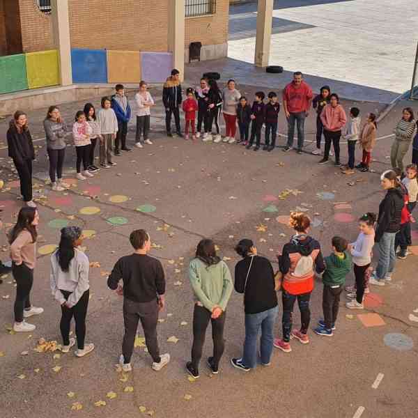 Estudiantes americanos conocen, Ama-Mazu, la última novela de Aurora Rey, en el IV Encuentro Cultural de la Academia Gema Pérez Pinto