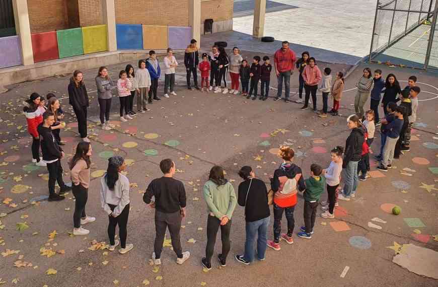 Estudiantes americanos conocen, Ama-Mazu, la última novela de Aurora Rey, en el IV Encuentro Cultural de la Academia Gema Pérez Pinto