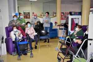 Usuarios y usuarias del Servicio de Estancias Diurnas recibieron visita navideña de la  Asociación de Jubilados y Pensionistas de Miguelturra este 28 de diciembre