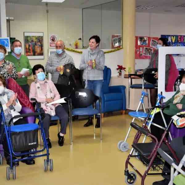 Usuarios y usuarias del Servicio de Estancias Diurnas recibieron visita navideña de la  Asociación de Jubilados y Pensionistas de Miguelturra este 28 de diciembre