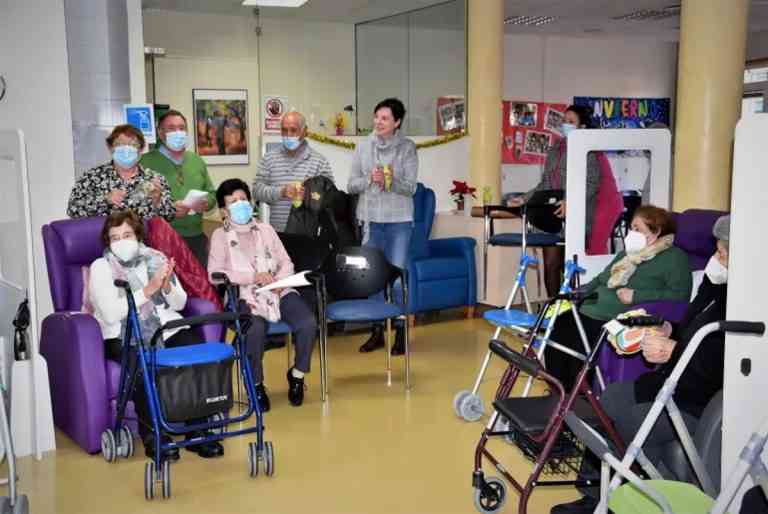 Usuarios y usuarias del Servicio de Estancias Diurnas recibieron visita navideña de la  Asociación de Jubilados y Pensionistas de Miguelturra este 28 de diciembre